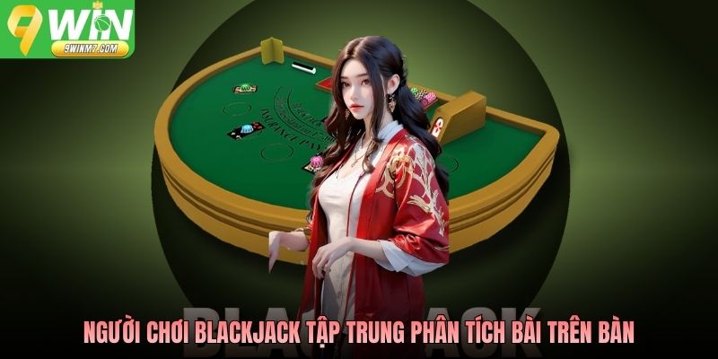 Người chơi Blackjack tập trung phân tích bài trên bàn